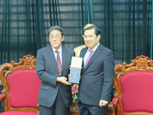 Ambassador Umeda (left) with Chairman Tho