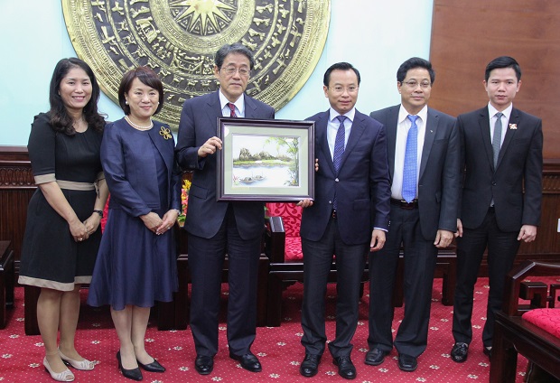 Ambassador Umeda (third left) and Secretary Anh (third right)