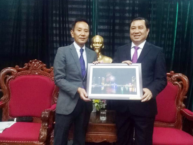 Chủ tịch Huỳnh Đức Thơ tặng quà lưu niệm cho Trưởng đoàn thành phố Yokohama (Nhật Bản) ông Makoto Sekiyama