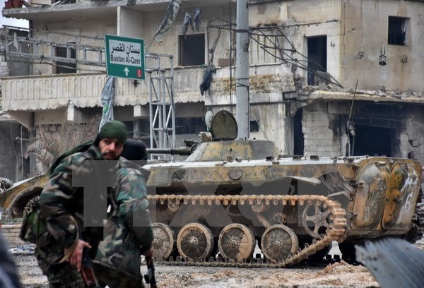 Binh sỹ Syria tuần tra trên đường phố ở Aleppo. ( Nguồn: EPA/TTXVN)