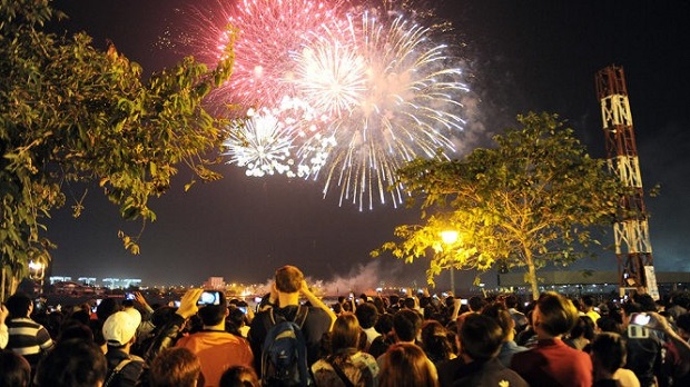 Fireworks to celebrate Tết 2016. — Photo tuoitre.vn Read more at http://vietnamnews.vn/society/348508/no-fireworks-for-tet-says-party.html#uW4SzwEvJ3al2yOk.99