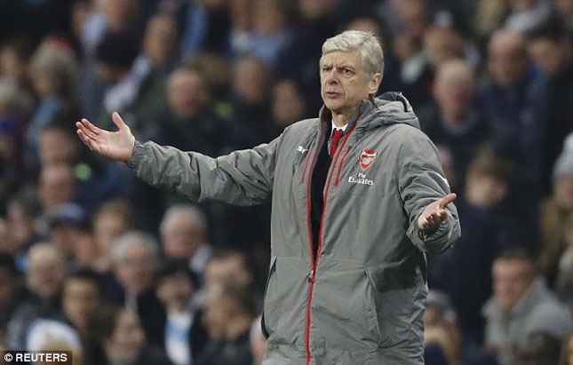 HLV Arsene Wenger (Arsenal) bày tỏ sự thất vọng với các quyết định của trọng tài.