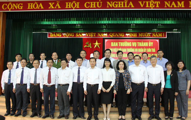 Ban Thường vụ Thành ủy chụp ảnh cùng lãnh đạo Đảng ủy, UBND quận Sơn Trà. Ảnh: QUỐC KHẢI