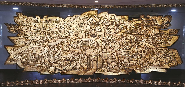  A bronze relief depicting the history of fine arts development in Da Nang, and in the central region and highlands as a whole.  It was made by craftsmen from Ha Noi.