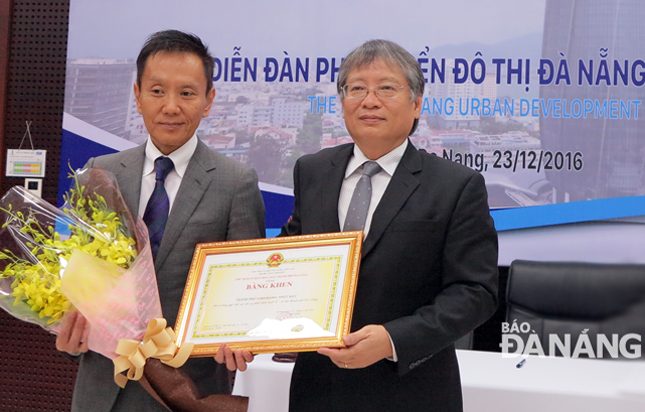 Thay mặt UBND thành phố, Phó Chủ tịch UBND thành phố Nguyễn Ngọc Tuấn trao bằng khen cho thành phố Yokohama vì những đóng góp phát triển thành phố Đà Nẵng trong năm 2015