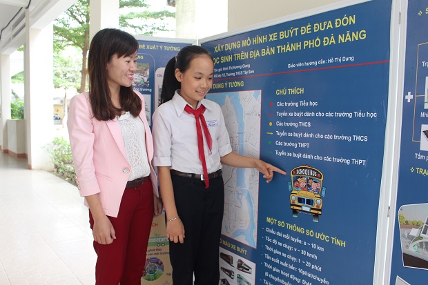 Dinh Thi Huong Giang and her teacher 