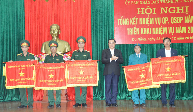 Chủ tịch UBND thành phố Huỳnh Đức Thơ trao Cờ Đơn vi thi đua xuất sắt của UBND thành phố Bộ Chỉ huy Quân sự thành phố tặng bằng khen cho các đơn v Bộ Chỉ huy Quân sự thành phố tặng bằng khen cho các đơn vị cho các đơn vị hoàn thành tốt nhiệm vụ quốc phòng, quân sự năm 2016.