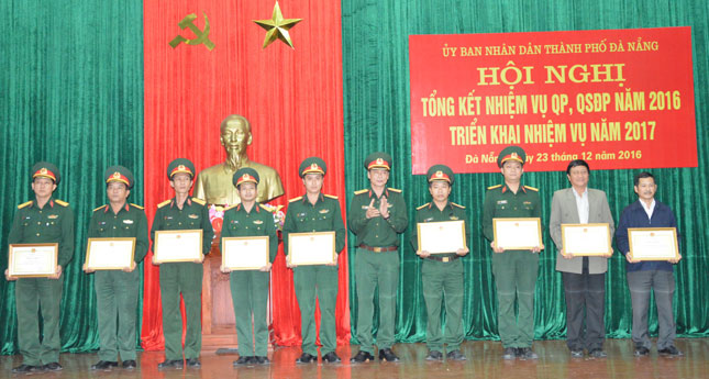 Đại tá Trương Chí Lăng, Chỉ huy trưởng Bộ Chỉ huy Quân sự thành phố tặng bằng khen cho các đơn vị có thành tích xuất sắt về công tác quốc phòng, quân sự năm 2016.
