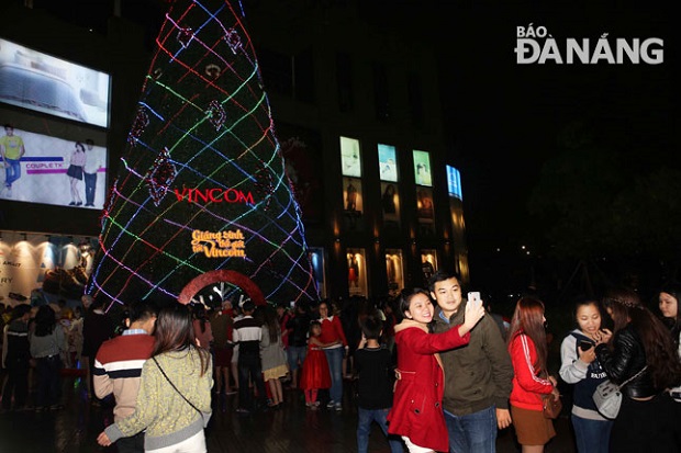 Local residents taking photos in front of the Vincom Ngo Quyen Trade Centre