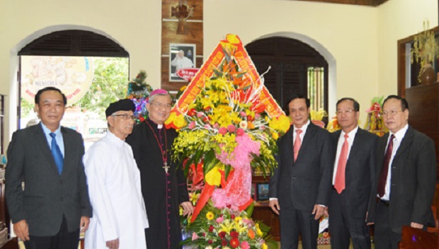  Vice President Trinh (3rd, right) and Bishop Ngan (3rd left) (Photo: http://daidoanket.vn)