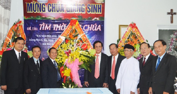   Vice President Trinh (5th right) and representatives from the Mission  Photo: http://daidoanket.vn)