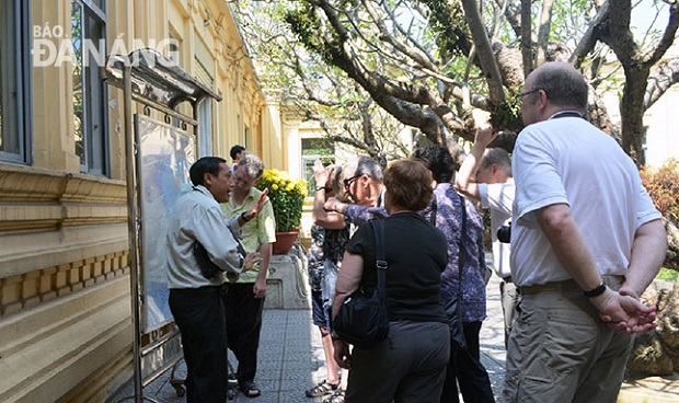  A tour guide speaks to foreign visitors at the city’s Cham Museum of Sculpture