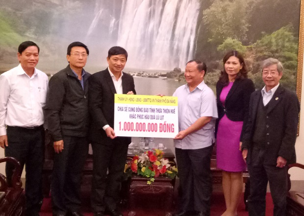 Vice Chairman Dung (third left) giving financial aid to Thua Thien Hue representatives