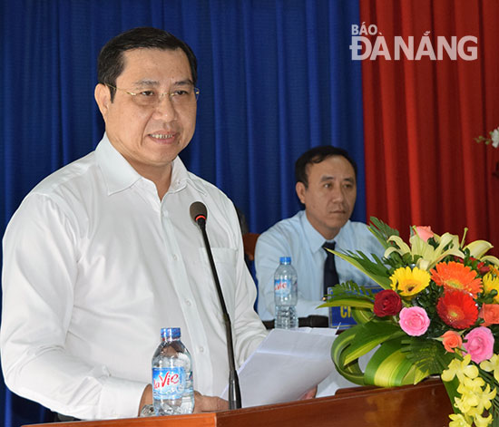 Chủ tịch UBND thành phố Huỳnh Đức Thơ giải đáp ý kiến cử tri quận Thanh Khê tại buổi tiếp xúc. Ảnh: SƠN TRUNG