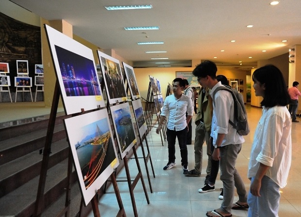  Visitors to the exhibition (Photo: nhandan.com.vn)