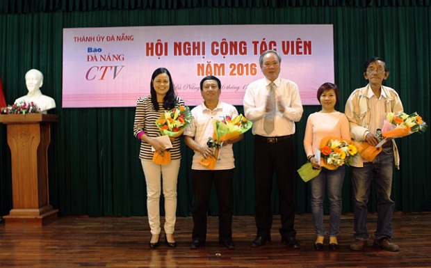  Editor-in-Chief Truong Cong Dinh (centre) and outstanding freelance journalists