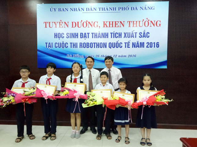 Vice Chairman Dung (back right) and the Director of the Education and Training Department Nguyen Dinh Vinh (back left) with the first prize winners