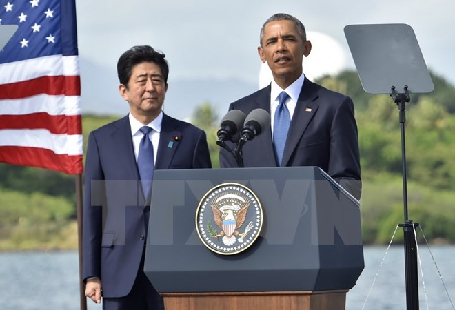 Thủ tướng Nhật Bản Shinzo Abe (trái) đã có cuộc gặp mang ý nghĩa biểu tượng với Tổng thống Mỹ Barack Obama (phải) tại Hawaii (Mỹ). (Nguồn: AFP/TTXVN)
