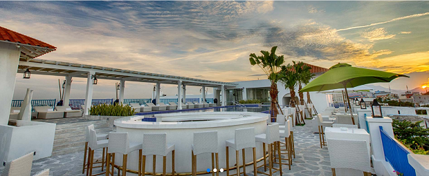 The rooftop pool bar Kapari Wine