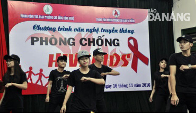 Tuyên truyền phòng, chống HIV/AIDS tại Trường Cao đẳng Công nghệ.