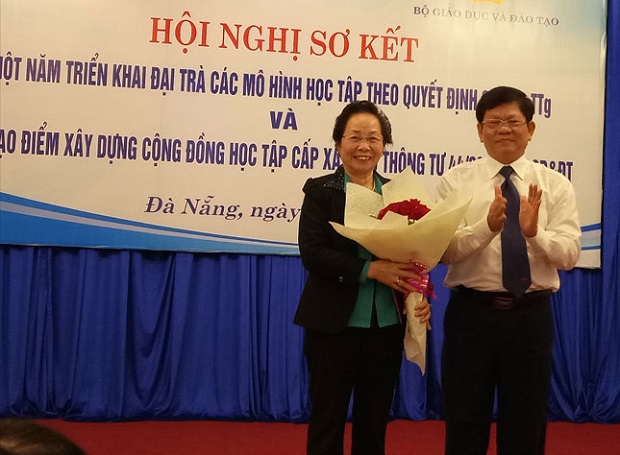 Deputy Secretary Tri (right) presenting flowers to VAPE’s Chairwoman Nguyen Thi Doan