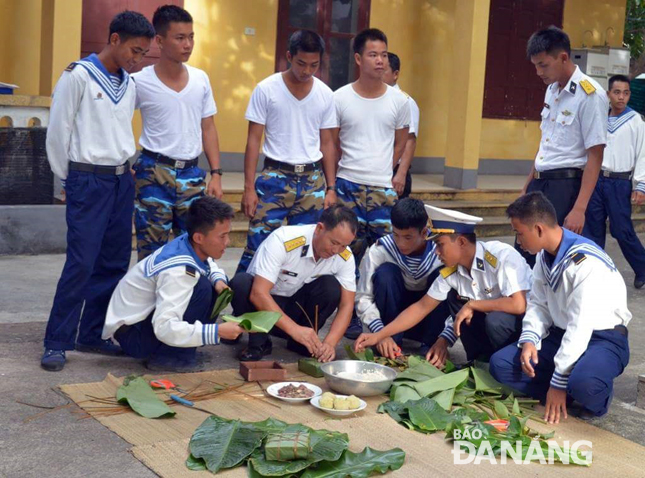 Các chiến sĩ trên đảo tổ chức thi gói bánh chưng...