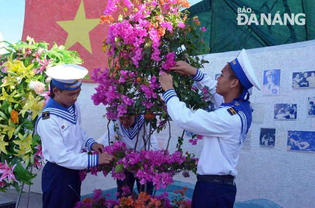 Chăm sóc cho các khóm hoa đón Tết