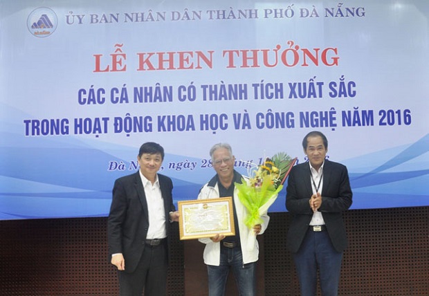 Vice Chairman Dung (left) and a representative from the municipal Science and Technology Department (right) presenting a Certificate of Merit from the municipal People’s Committee to scientist Nguyen Cong Khanh (middle)