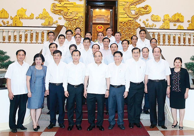 Thủ tướng Chính phủ Nguyễn Xuân Phúc với lãnh đạo chủ chốt thành phố Đà Nẵng trong buổi làm việc ngày 28-9-2016 tại Hà Nội.   Ảnh: TTXVN