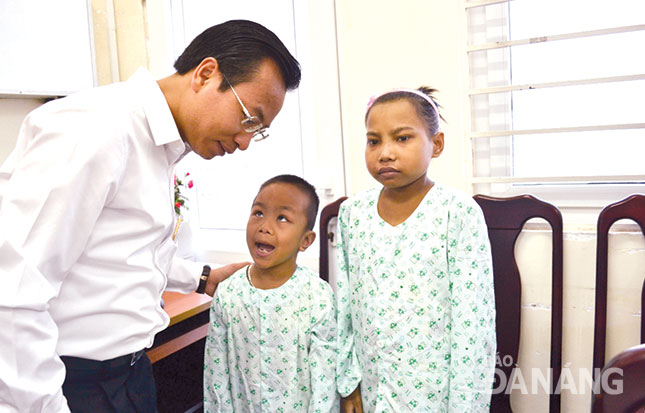 Bí thư Thành ủy Nguyễn Xuân Anh ân cần thăm hỏi, động viên hai bệnh nhi mắc bệnh suy thận mãn đang điều trị tại Bệnh viện Phụ sản-Nhi Đà Nẵng.Ảnh: VIỆT DŨNG