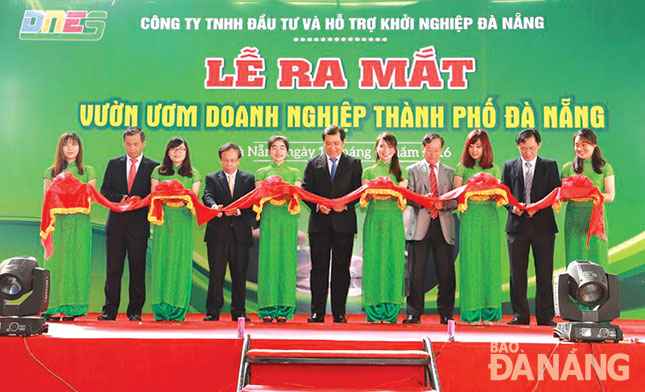 Cắt băng khánh thành Vườn ươm Doanh nghiệp thành phố. Ảnh: KHANG NINH