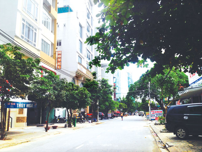 Tuyến đường Hà Bổng với hàng chục khách sạn xuất hiện tạo nên diện mạo mới cho vùng nghèo ven biển trước đây.