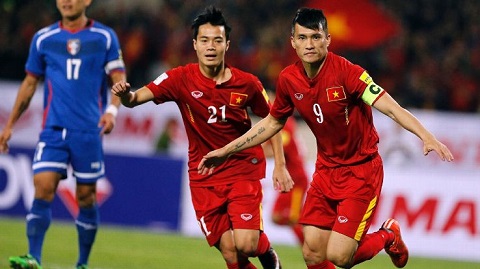 Sau khi Công Vinh (phải) giải nghệ, bóng đá Việt Nam đối mặt với khoảng trống lớn ở vị trí tiền đạo cắm trên hàng công. Ảnh: Goal.com.
