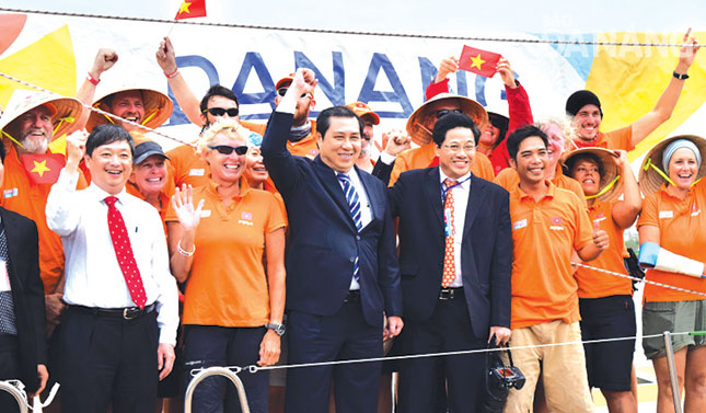 Da Nang leaders with members of the ‘Da Nang-Viet Nam’ Clipper Race team