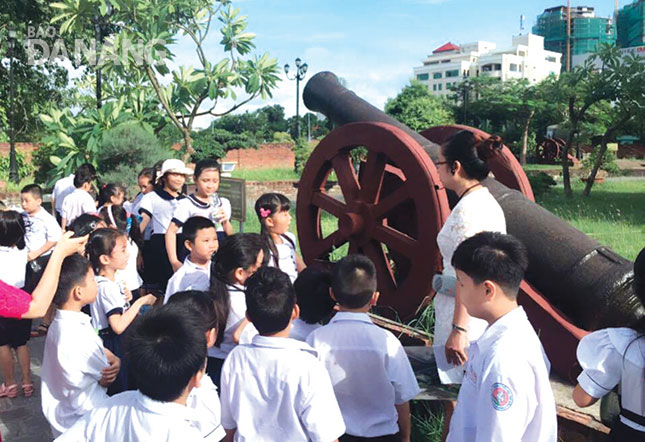 Primary school pupils visiting Dien Hai Citadel