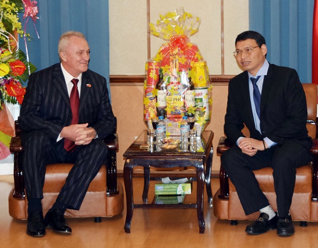 Consul General Petrovich (left) and Vice Chairman Minh