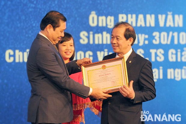 Municipal People’s Committee Chairman Huynh Duc Tho (left) and an outstanding citizen