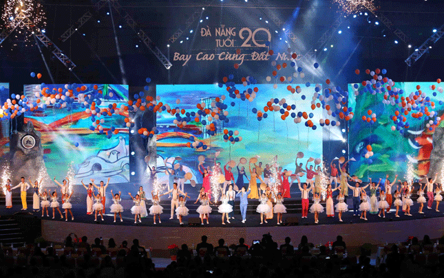 An performance praising the bilateral fraternal relationship between Da Nang and Quang Nam Province