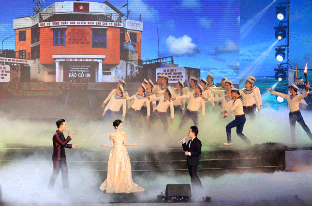 Famous singers performing songs showing Vietnamese people’s love for the country’s sea and islands