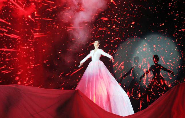 Singer Phuong Linh performing a song named ‘Chieu Da Nang’ (Da Nang in the Afternoon)