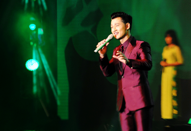  An impressive performance by talented singer Duc Tuan