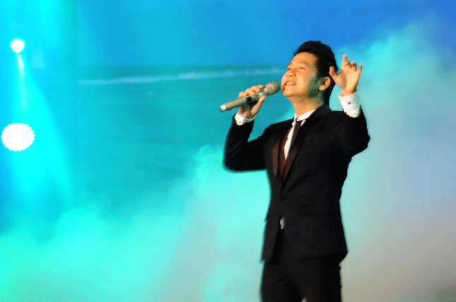  Singer Trong Tan singing a song named ‘Noi Dao Xa’ (Far Away Islands),