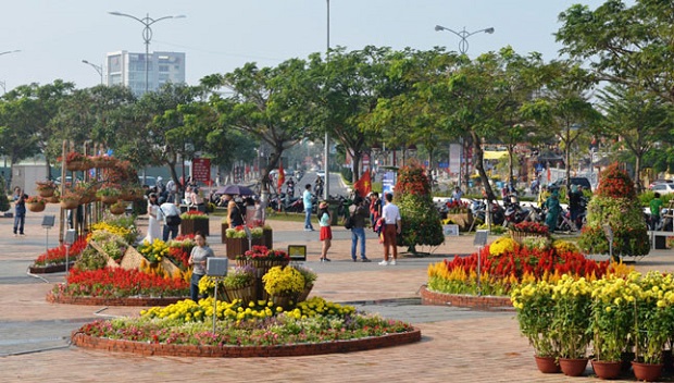 Local residents and visitors at the 2016 Bach Dang flower street