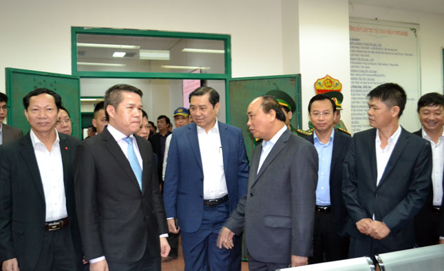 Prime Minister Phuc and the city’s leaders at the Da Nang Port company