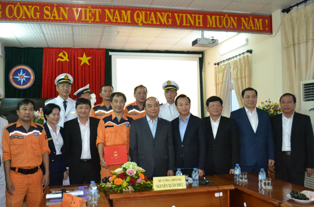 Prime Minister Phuc (centre, first row), and the city’s leaders and representatives from the centre