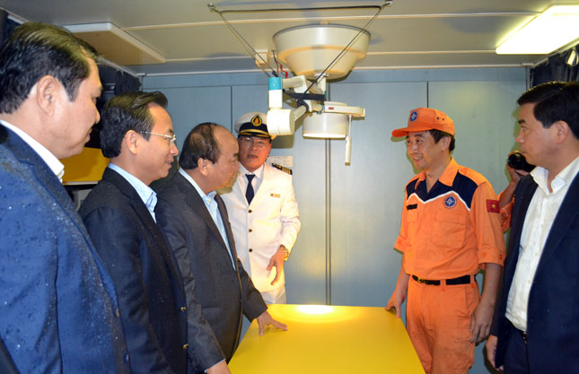 Prime Minister Phuc and the city’s leaders visiting the ship SARS 412’s emergency area