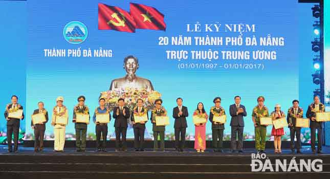 Lãnh đạo thành phố vinh danh 20 công dân tiêu biểu. Ảnh: TTXVN - ĐẶNG NỞ