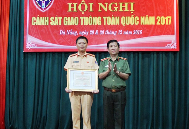 Deputy Minister Son (right) honouring a representative from the National Traffic Police Department