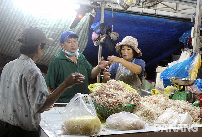 Các tiểu thương chợ đầu mối Hòa Cường đều cam kết kê khai nguồn gốc thực phẩm.