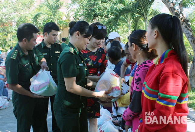 Bộ đội Biên phòng Đà Nẵng tặng quà cho ngư dân có hoàn cảnh khó khăn. 